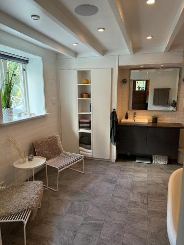 Fantastic villa with pool near Stockholm in 엔스케데