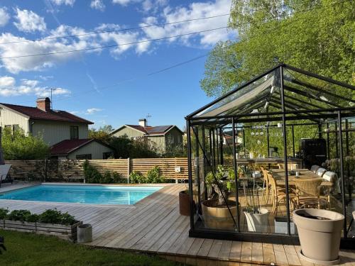 Fantastic villa with pool near Stockholm in 엔스케데