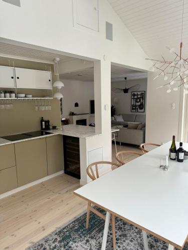 Fantastic villa with pool near Stockholm in 엔스케데