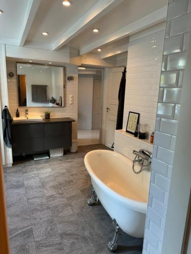 Fantastic villa with pool near Stockholm in 엔스케데