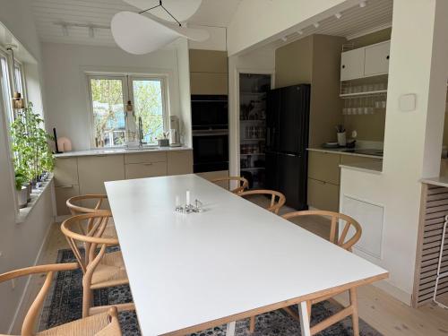 Fantastic villa with pool near Stockholm in 엔스케데