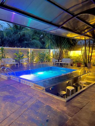 สระว่ายน้ำ, Debayview Hotel in อซาบา