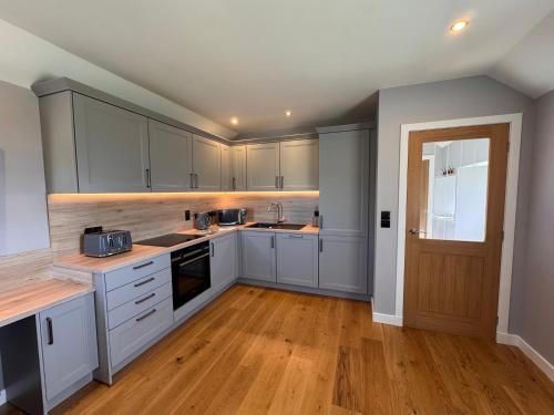 кухня, Luxury Orkney Cottage with Hot Tub in Орфір