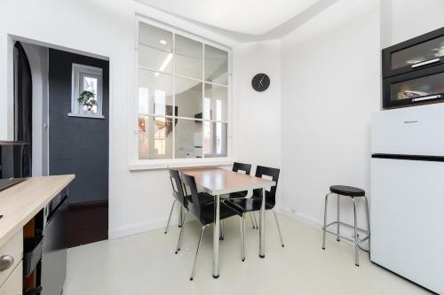 2-bed, 1,5-bath Old Town Flat with Sauna and Bar, Tallinn (foto 8)