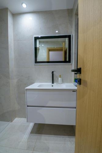 1 minute to main Street & NDK & Free Parking, Sofia (photo 11)