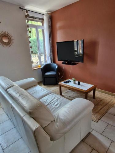 La maison de Victoire avec cour in Fourmies