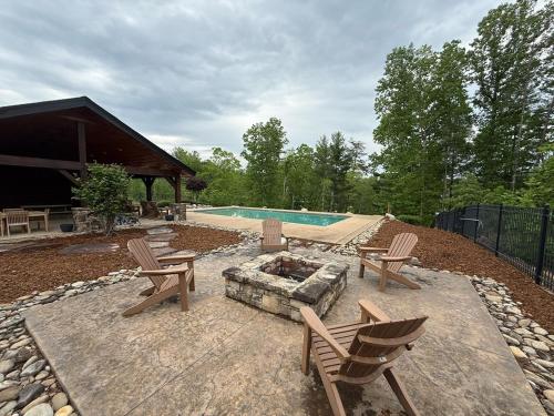 Swimming pool, The Overlook at Lake James in Marion (NC)