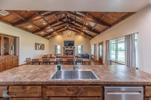 кухня, Family Adventure Retreat! in Істленд (Техас)