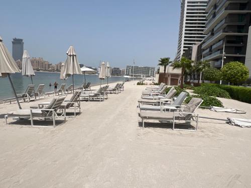 Luxury 2 Bedroom Apartment - Private Beach - Emaar Beach Vista, Dubai