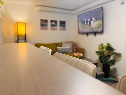 ห้องครัว, Basement Suite Bliss•Firepit Nights & Comfort Stay in ลอว์เรนซ์วิลล์