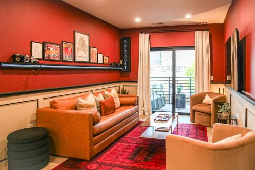 Southern Comfort Short Walk to Broadway w Pool & Gym at the Hyve