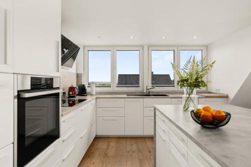 View, FeelGood Ferienhaus - 212 qm mit Sauna, Garten, Terrasse, Grill - 2 Apartments - fur Familien & Grup in Schauenburg