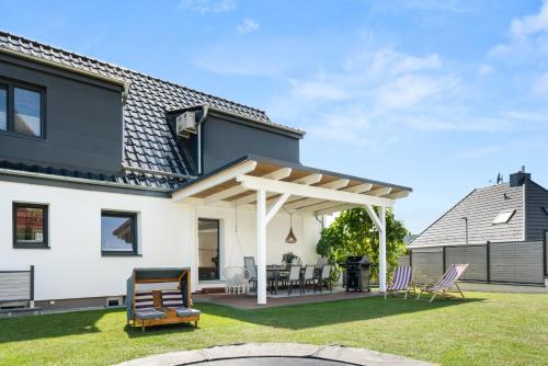 Playground, FeelGood Ferienhaus - 212 qm mit Sauna, Garten, Terrasse, Grill - 2 Apartments - fur Familien & Grup in Schauenburg