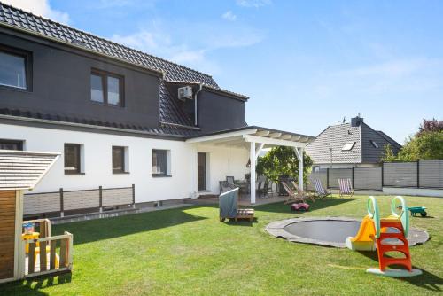 Exterior view, FeelGood Ferienhaus - 212 qm mit Sauna, Garten, Terrasse, Grill - 2 Apartments - fur Familien & Grup in Schauenburg