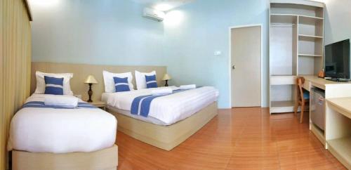 1 queen bed, 1 twin bed