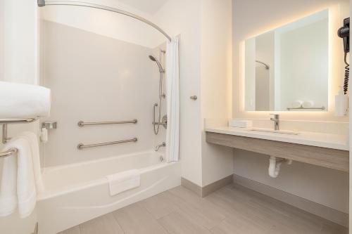 Travelodge by Wyndham LAX South - image 9