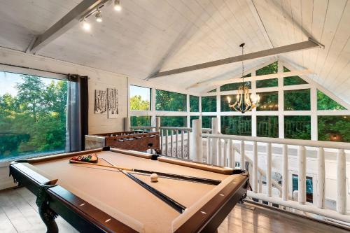 Smokies Getaway Special! Hot Tub, Games, Views & just 4 miles to Pigeon Forge!