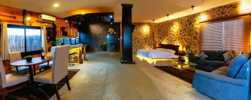 Loft Suite Altitude Cabin in Chano