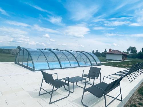 Szencsedi kulcsosház medencével (Szencsedi kulcsoshaz medencevel) in Varsag