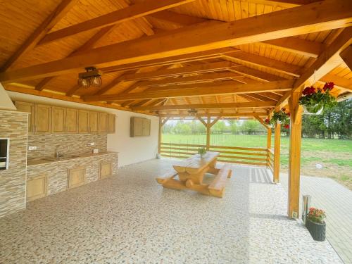 Szencsedi kulcsosház medencével (Szencsedi kulcsoshaz medencevel) in Varsag