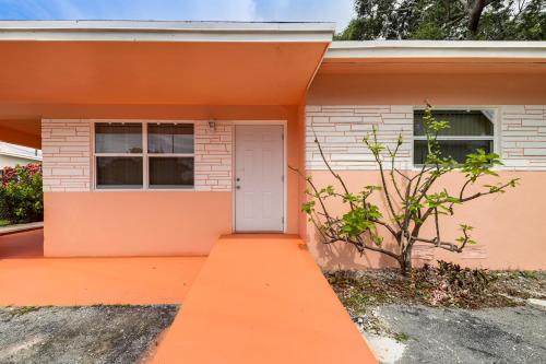 3 Mi to Dania Beach Pier Convenient Apartment!