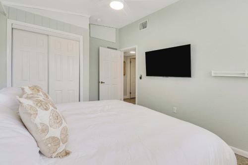 Downtown Beach Cottage - Heated Pool in Stuart, USA