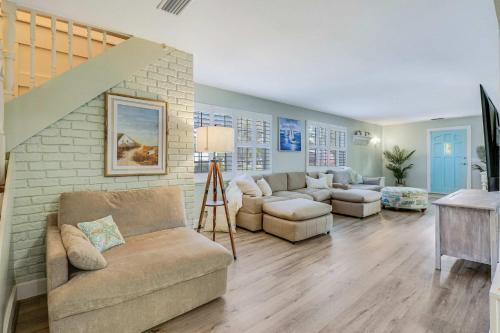 Downtown Beach Cottage - Heated Pool in Stuart, USA