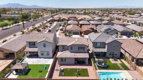 Modern Desert Home-Great for families & groups, near golf, hiking, and city fun in South Mountain Village