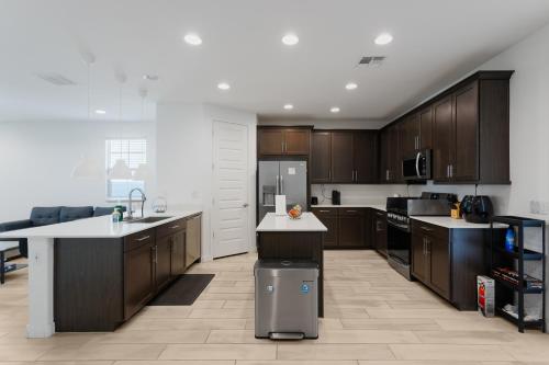 Modern Desert Home-Great for families & groups, near golf, hiking, and city fun in South Mountain Village