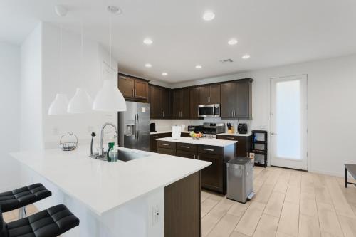 Modern Desert Home-Great for families & groups, near golf, hiking, and city fun in South Mountain Village