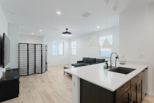 Modern Desert Home-Great for families & groups, near golf, hiking, and city fun in South Mountain Village