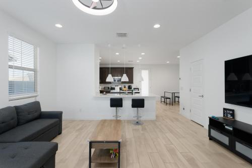 Modern Desert Home-Great for families & groups, near golf, hiking, and city fun, Private in-law suit in South Mountain Village