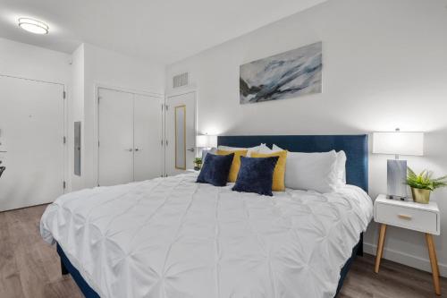 سرير, Luxury Apt with Pool and Free Parking in New Brunswick