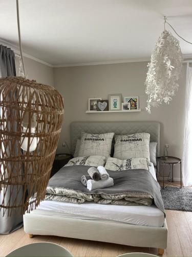 2 moderne Schlafzimmer mit großem Bad 62qm - Architektenhaus, ruhig, 2 min A8