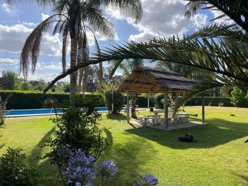 สวน, Casa Quinta rural con pileta in เยเนอรัล โรดริเกซ