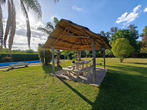 Casa Quinta rural con pileta in เยเนอรัล โรดริเกซ