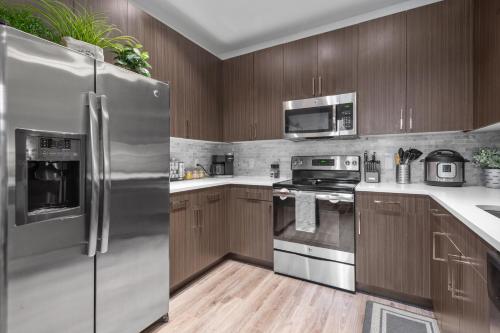 مطبخ, Luxury Apt with Pool and Free Parking in New Brunswick