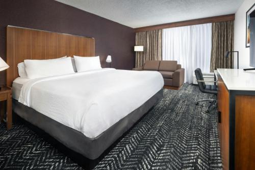 福朋喜來登酒店 - 坎薩斯城機場 (Four Points by Sheraton Kansas City Airport) in 費洛威