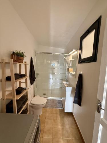 Bilik Mandi, ESTUDIO LA SANTA AZUL in La Santa