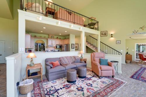 On McKenzie River! Home w/ Scenic Sunroom in Vida (OR)