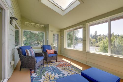 On McKenzie River! Home w/ Scenic Sunroom in Vida (OR)