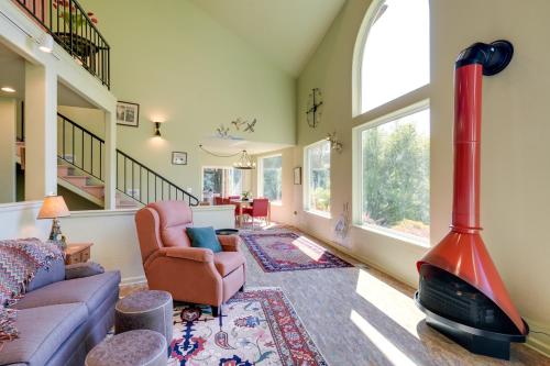 On McKenzie River! Home w/ Scenic Sunroom in Vida (OR)