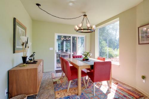On McKenzie River! Home w/ Scenic Sunroom in Vida (OR)
