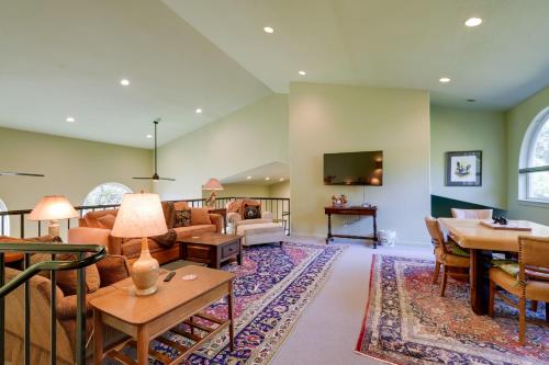 On McKenzie River! Home w/ Scenic Sunroom in Vida (OR)