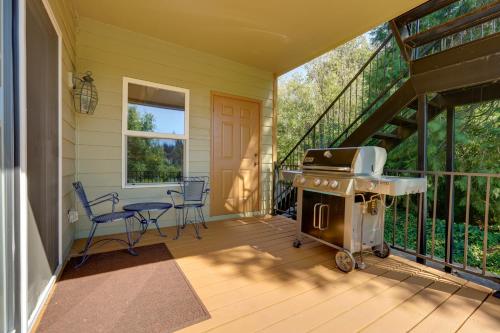 On McKenzie River! Home w/ Scenic Sunroom in Vida (OR)