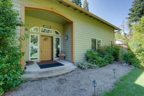 On McKenzie River! Home w/ Scenic Sunroom in Vida (OR)