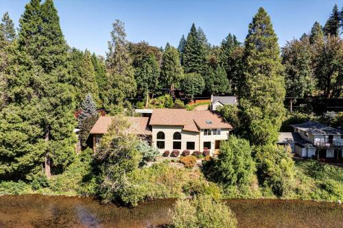 On McKenzie River! Home w/ Scenic Sunroom in Vida (OR)