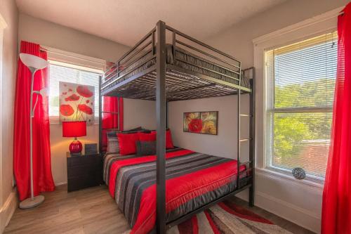 The Rubi Lounge - Spacious Brooklyn Centre Modern Escape Near Downtown With Parking, 300MB WiFi & Self Check-In in Cleveland, USA