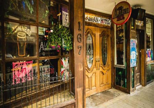 Alaskan Hotel and Bar - 출입구