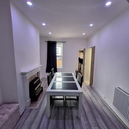 Modern, Stylish and Family Friendly Home!, Liverpool (photo 5)